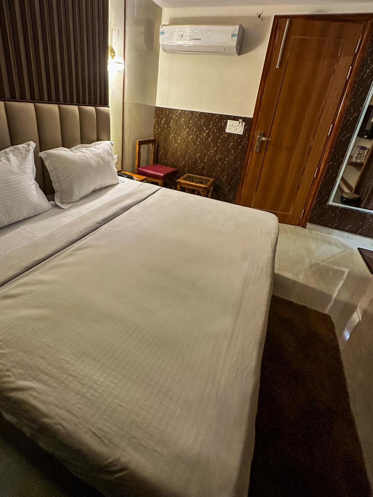 Delhi Delight Premium Panzió Új-Delhi Kültér fotó